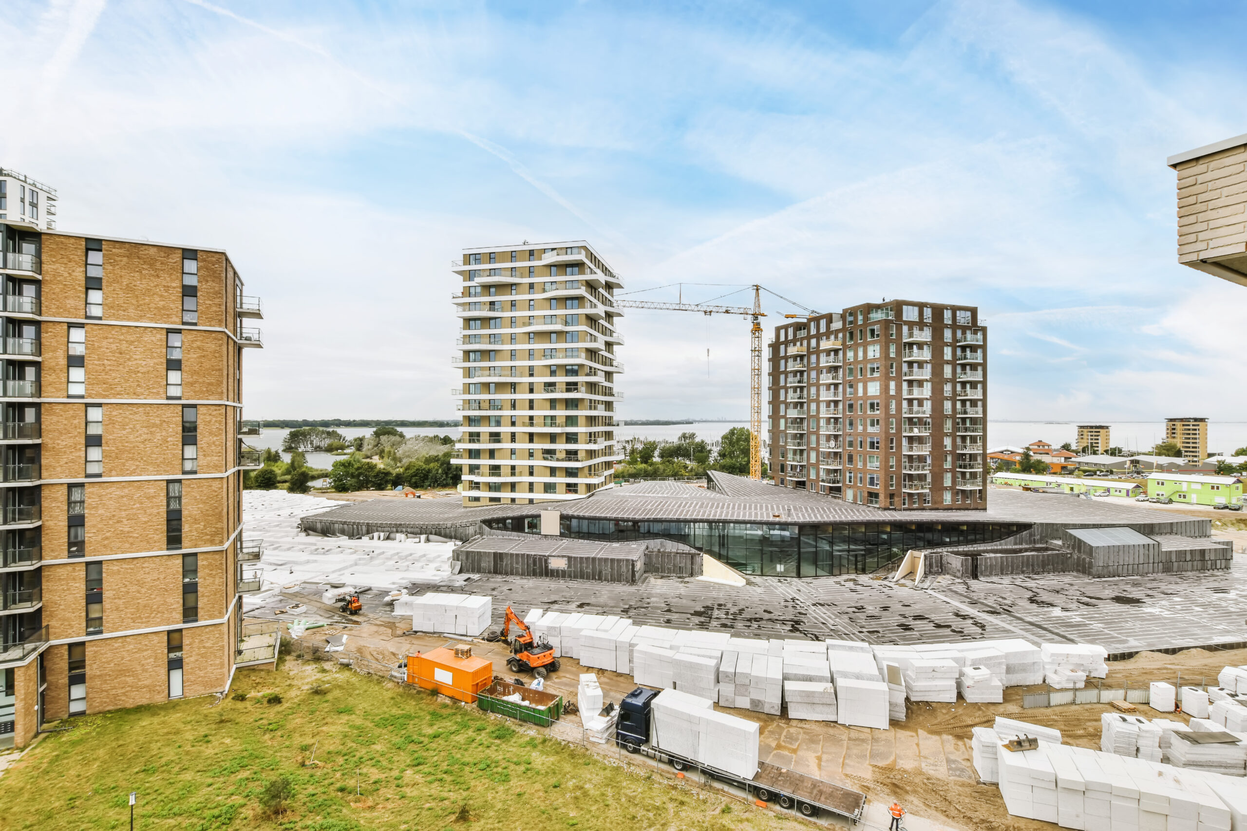 Nieuwbouwproject met moderne appartementen en commerciële gebouwen uitgevoerd door Bouwbedrijf Darsi BV.