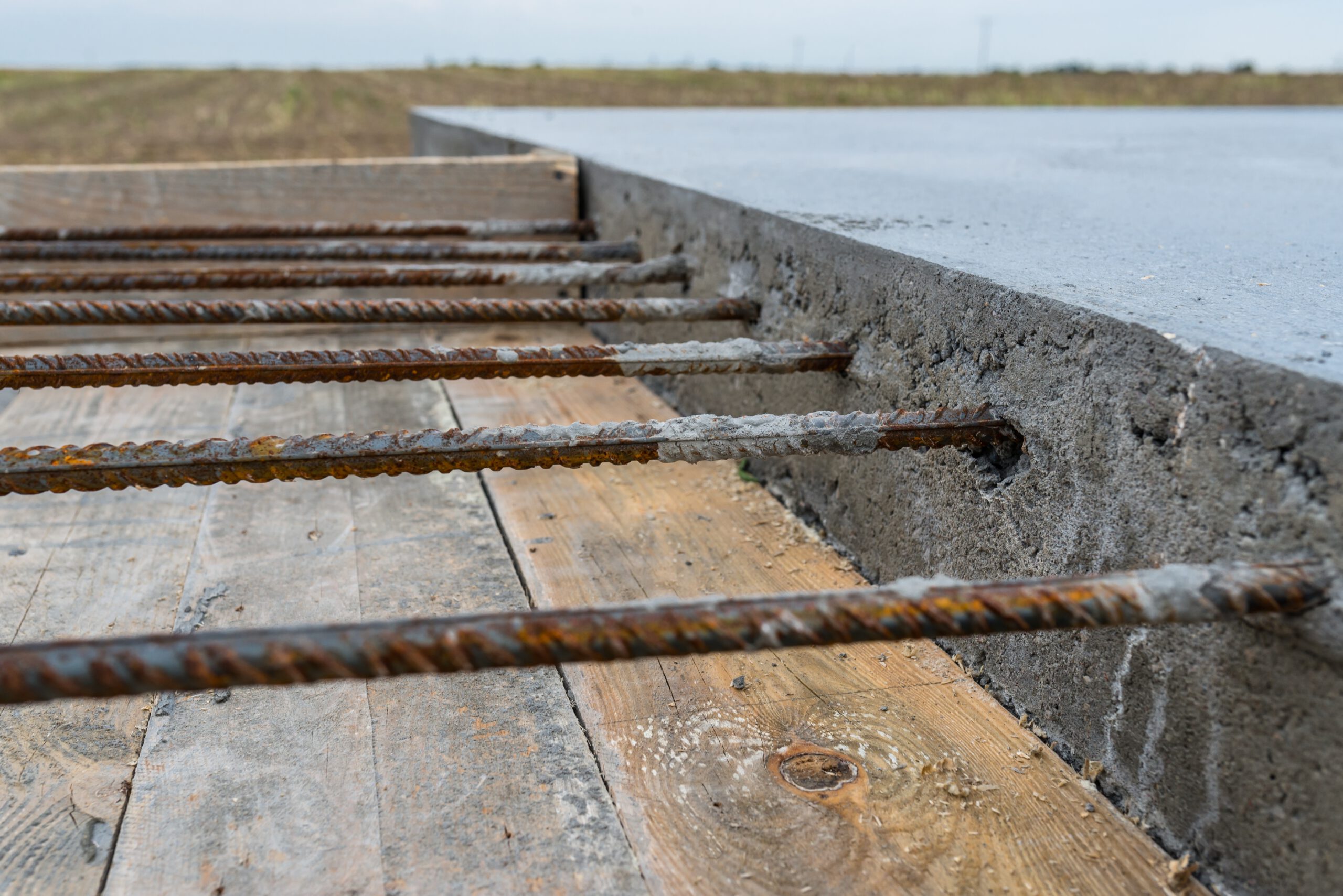 Betonwerk met uitstekende wapening uitgevoerd door Bouwbedrijf Darsi BV.
