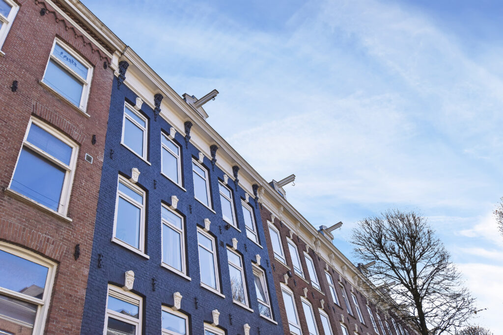 Professioneel geschilderde gevel van een karakteristiek pand in Amsterdam door Bouwbedrijf Darsi BV.
